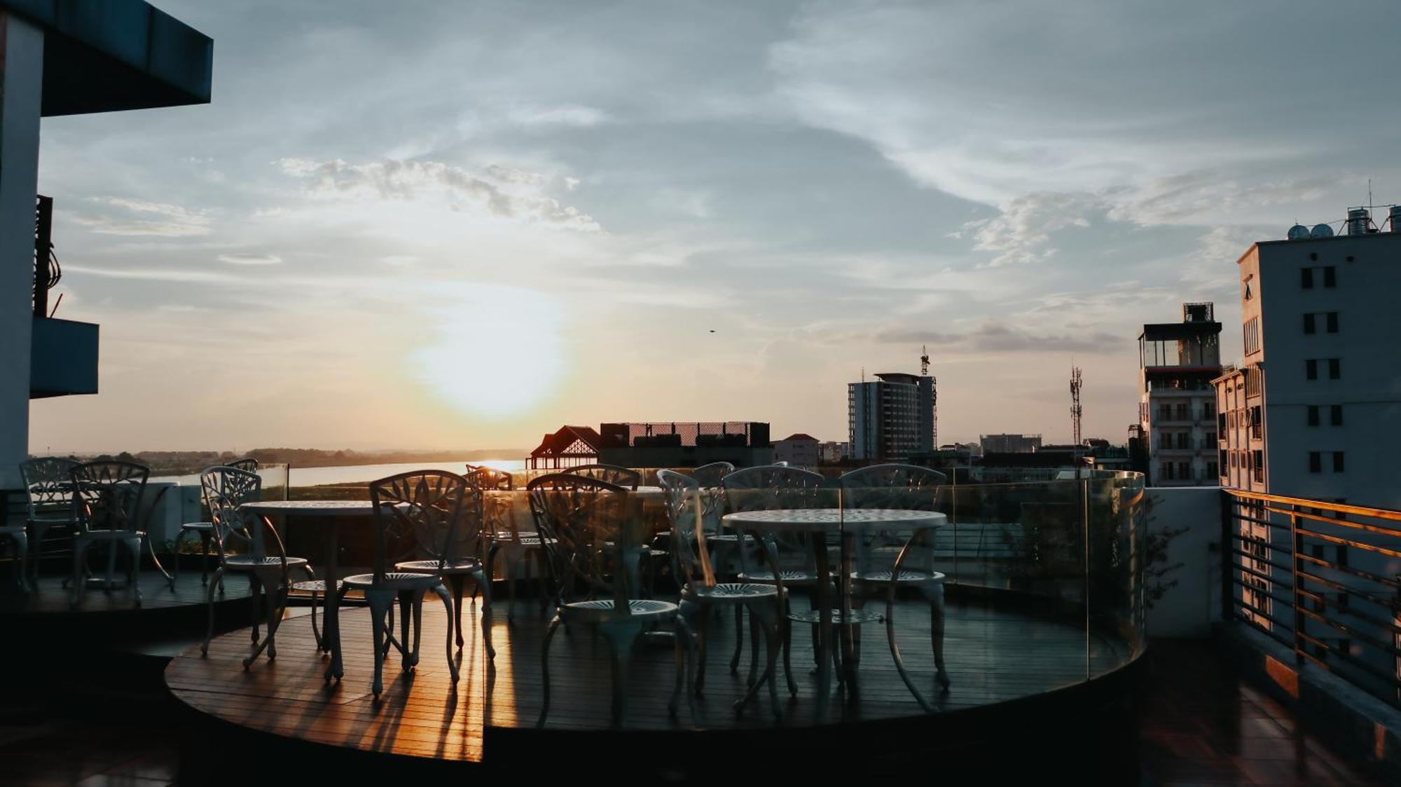 Riverside Hotel เวียงจันทน์ ภายนอก รูปภาพ